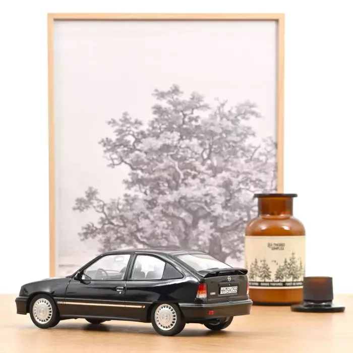 opel-kadett-gsi-1991-noir-metallise-helmut-schmidt-1-18 (1).webp
