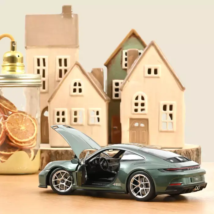 porsche-911-s-t-2023-vert-malachite-metallise-1-18 (1).webp