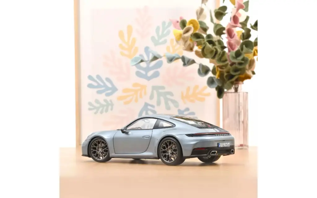 porsche-911-carrera-2025-964-polarsilvermetallic-1-18 (2).webp