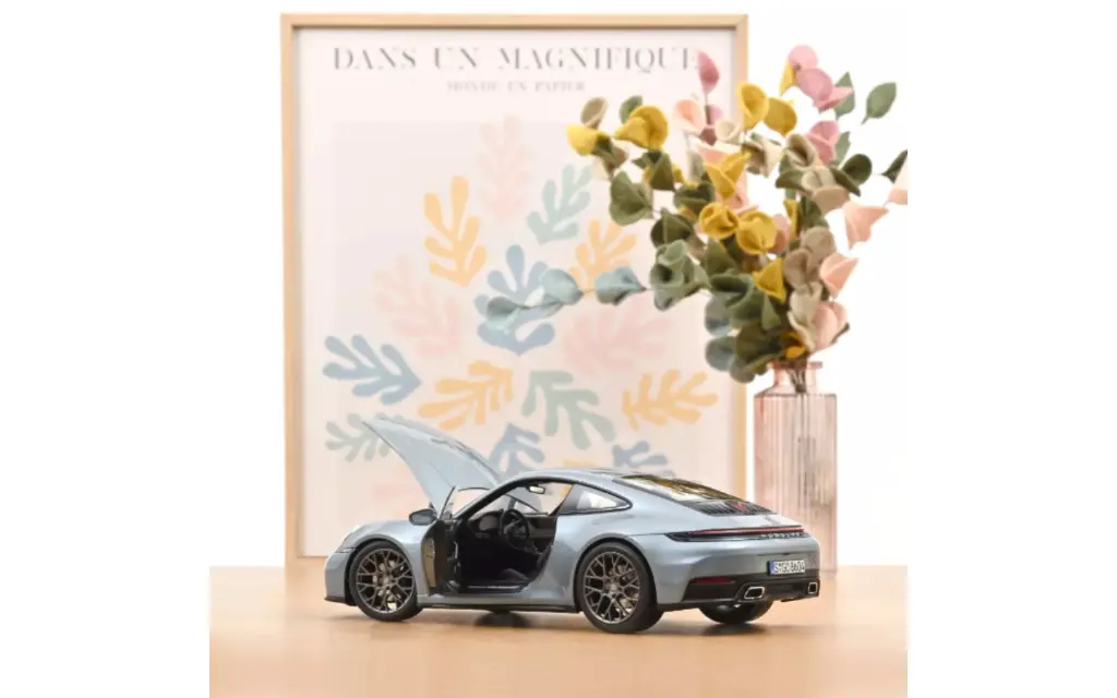 porsche-911-carrera-2025-964-polarsilvermetallic-1-18 (1).webp