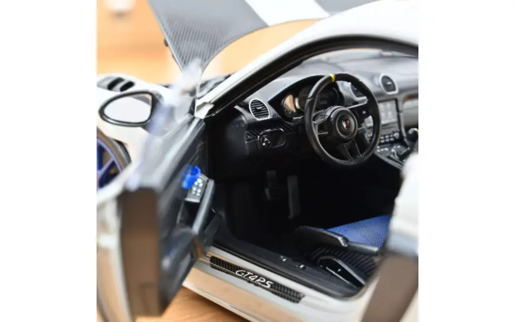 porsche-cayman-gt4-rs-pack-weissach-2023-craie-1-18 (3).webp