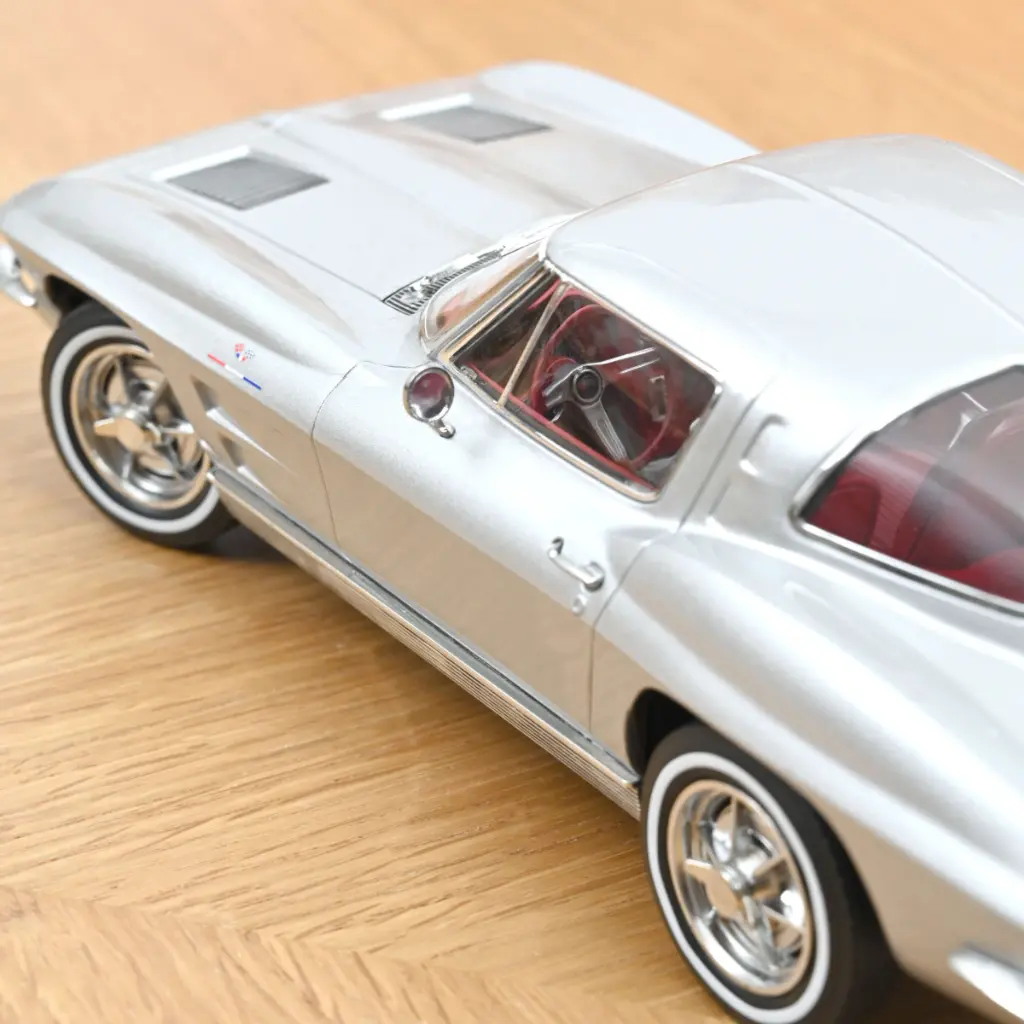 chevrolet-corvette-sting-ray-1963-argent-sebring-1-18 (1).webp