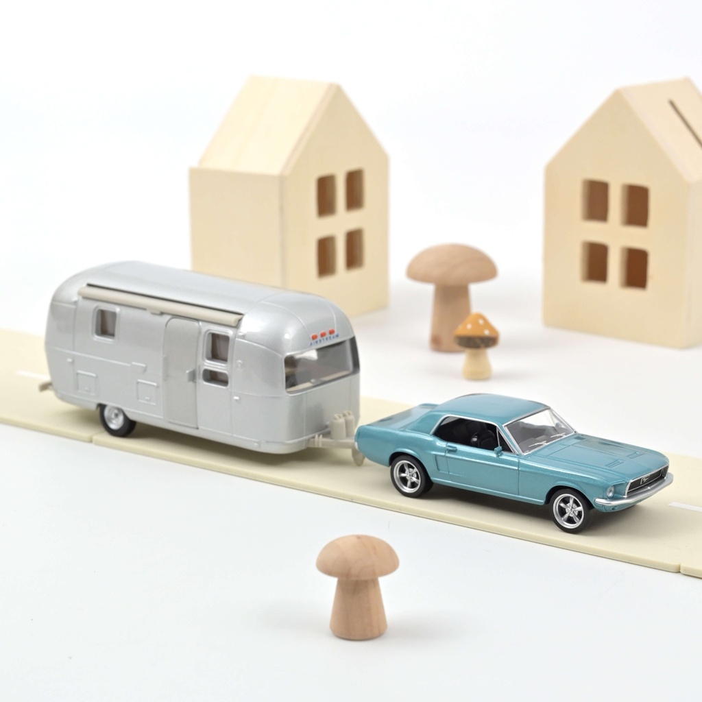 1:43 FORD MUSTANG ET CARAVANE AIRTREAM -1968