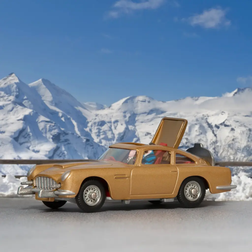 261 JAMES BOND "GOLDFINGER" ASTON MARTIN DB5 - 1964 1:46