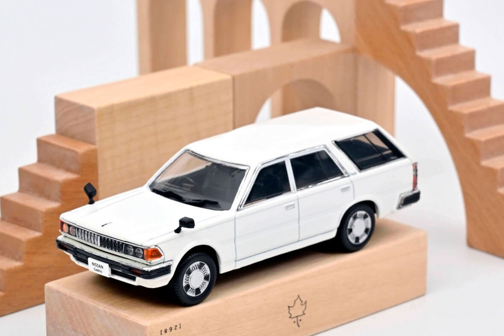 1:43 NISSAN CEDRIC VAN DELUXE - 1995
